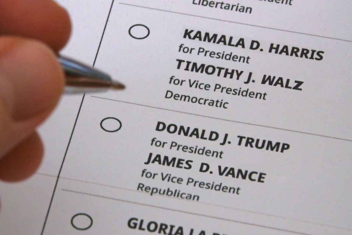 Hand marking an election ballot 